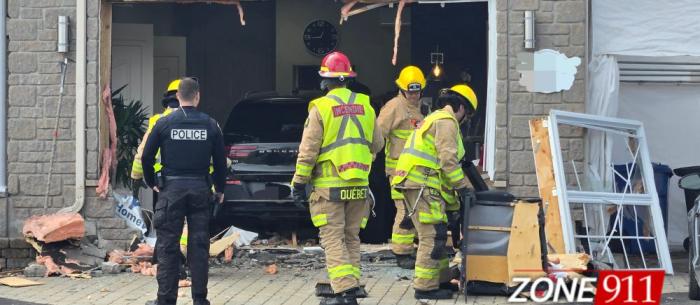 Accident à Québec - Un véhicule s'est encastré dans un salon de coiffure 
